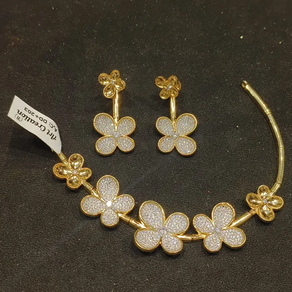 Modern Elegant Necklace Set with Butterfly-Inspired Floral Motifs - Image 2