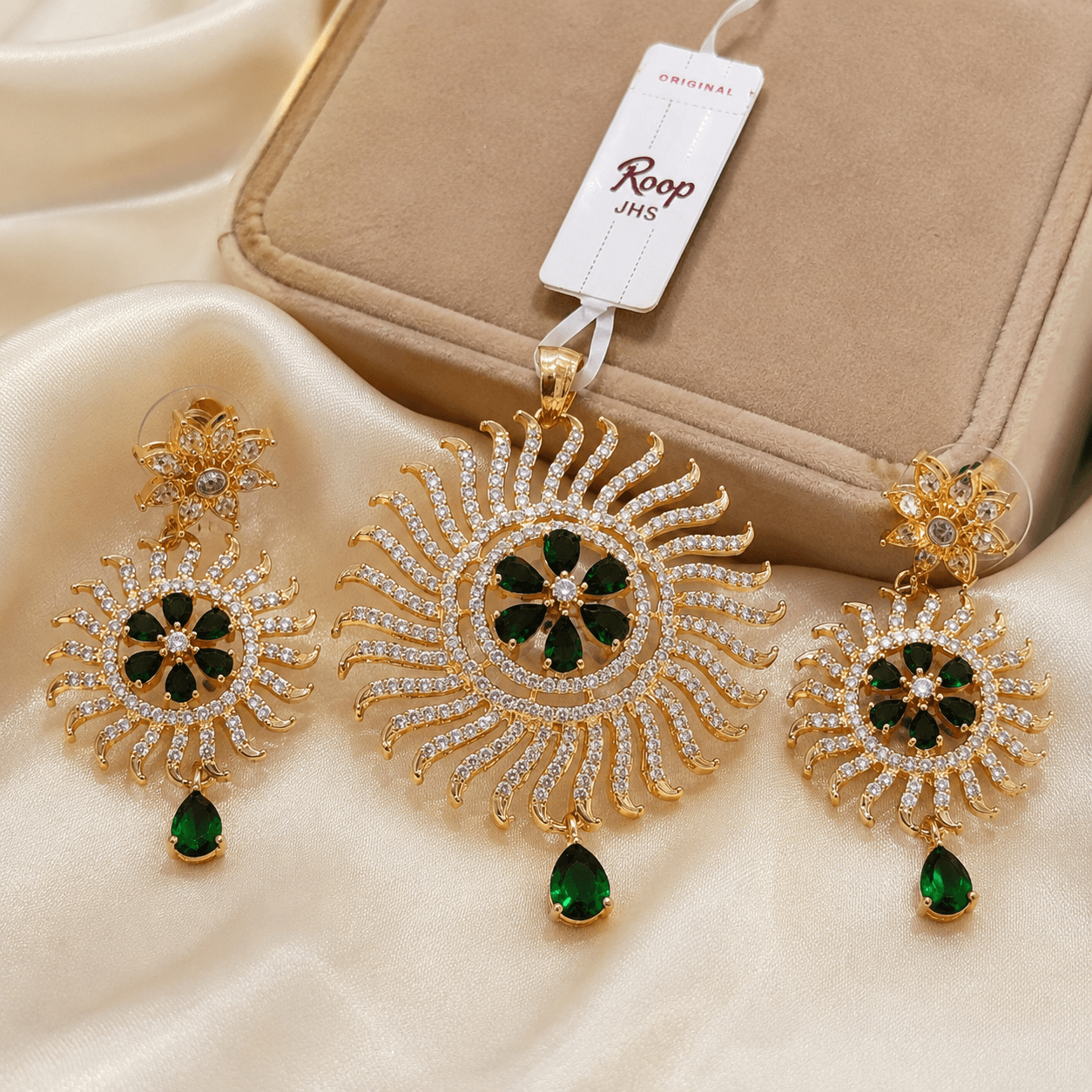 Gold-Plated Emerald Green Sunburst Pendant Set for Women - Image 2