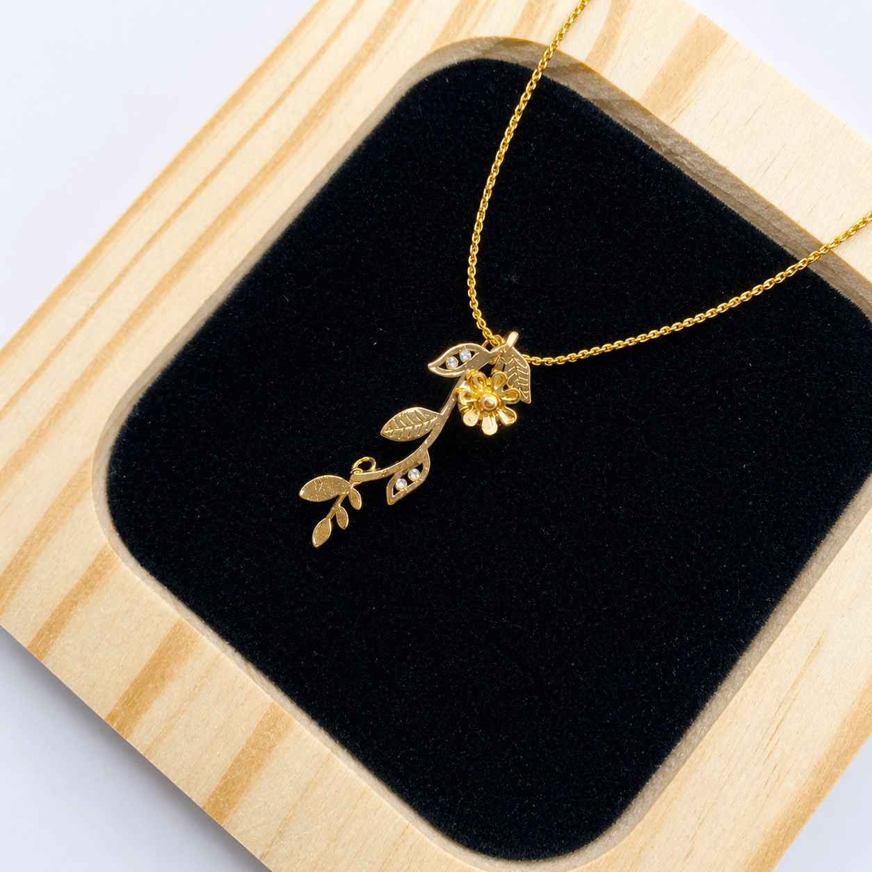 Elegant Floral Leaf Pendant Necklace – Gold Plated Artificial Jewelry for Women